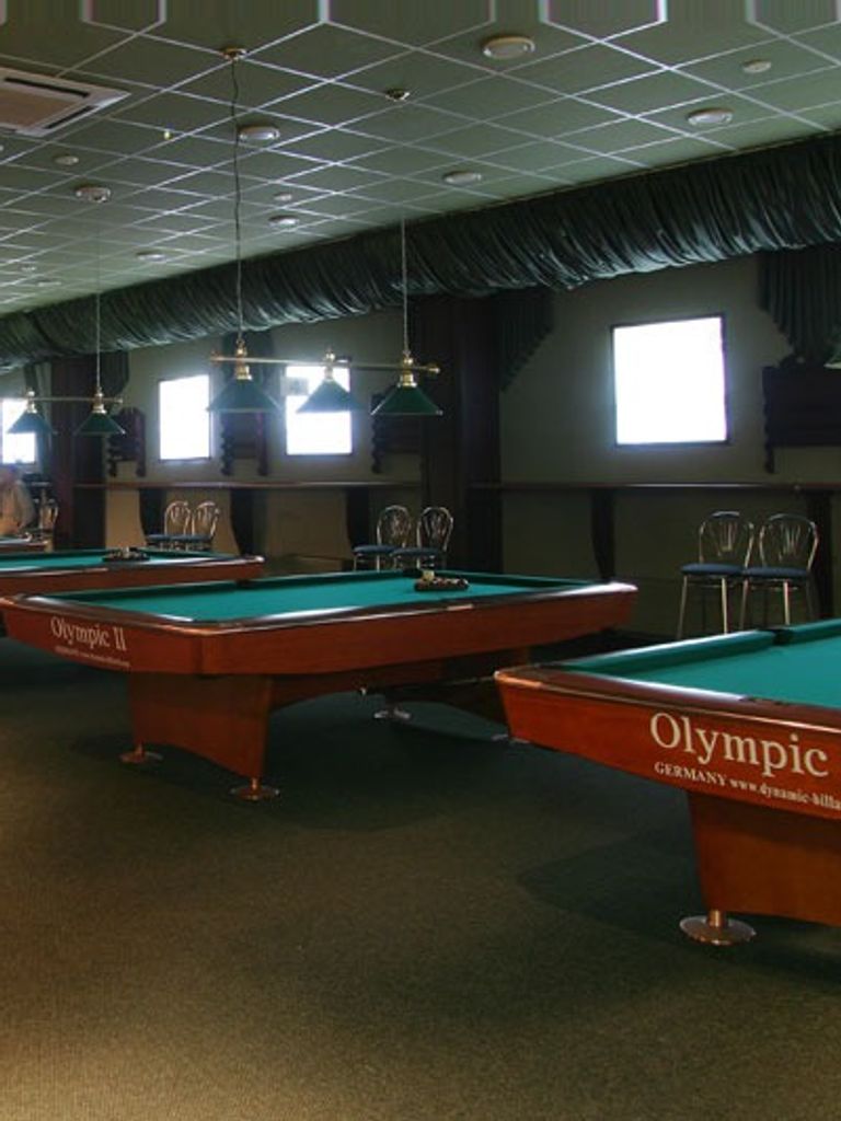 Игра в бильярд в зале «Америка»