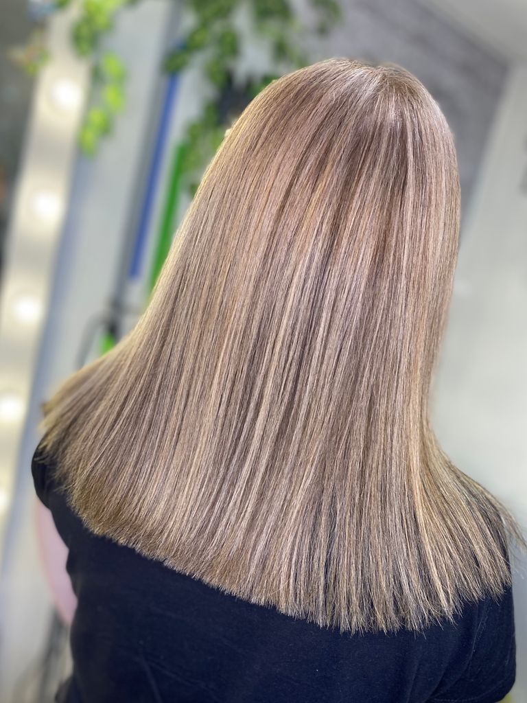 Женская стрижка + выпрямление волос утюжком