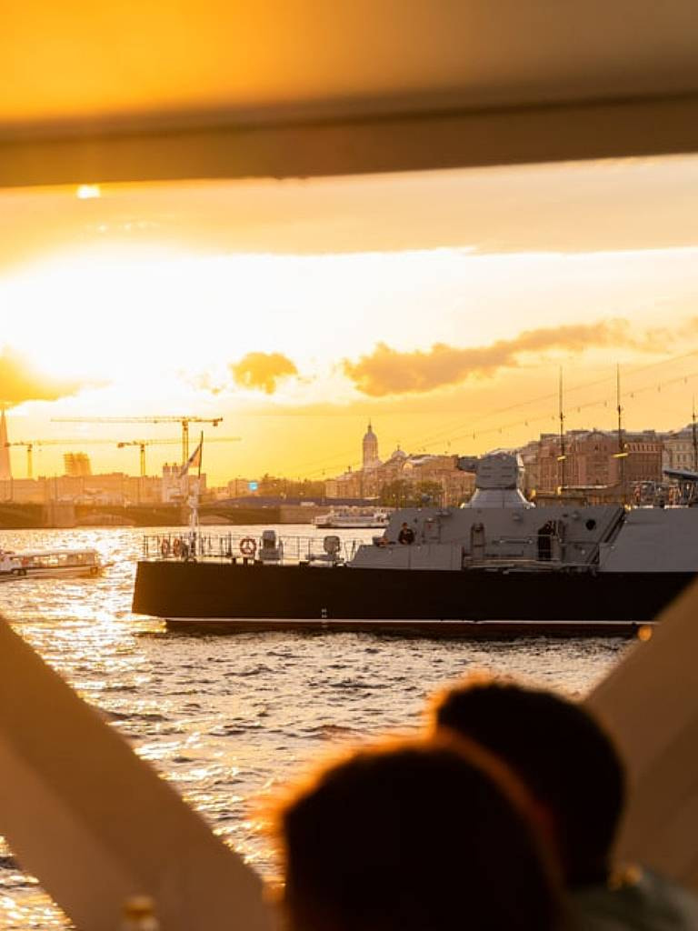 Музыкальный круиз по Петербургу под закат