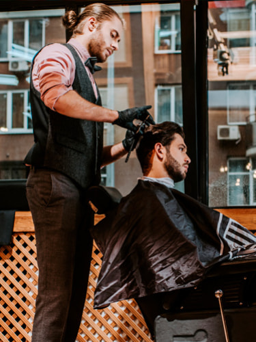 Мужская стрижка у Старшего барбера