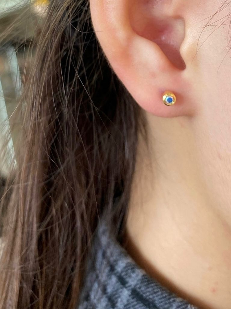 Прокол мочек ушей «пистолетом»