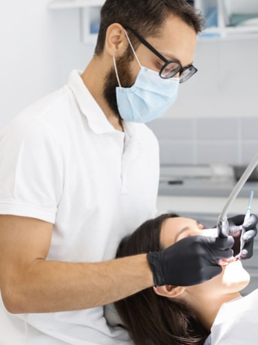 Лечение кариеса любой сложности с использованием операционного микроскопа + установка светоотверждаемой пломбы на 1 зуб, первый прием