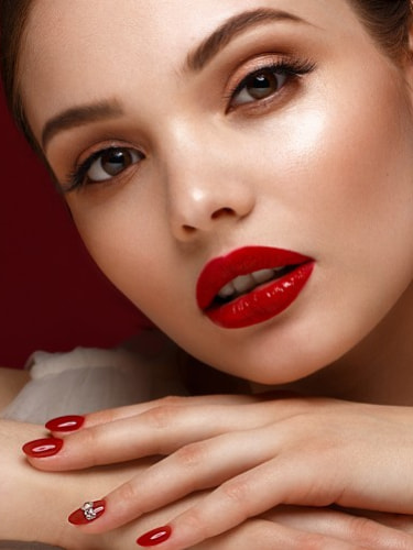 на маникюр: классический, комбинированный + покрытие гель-лаком