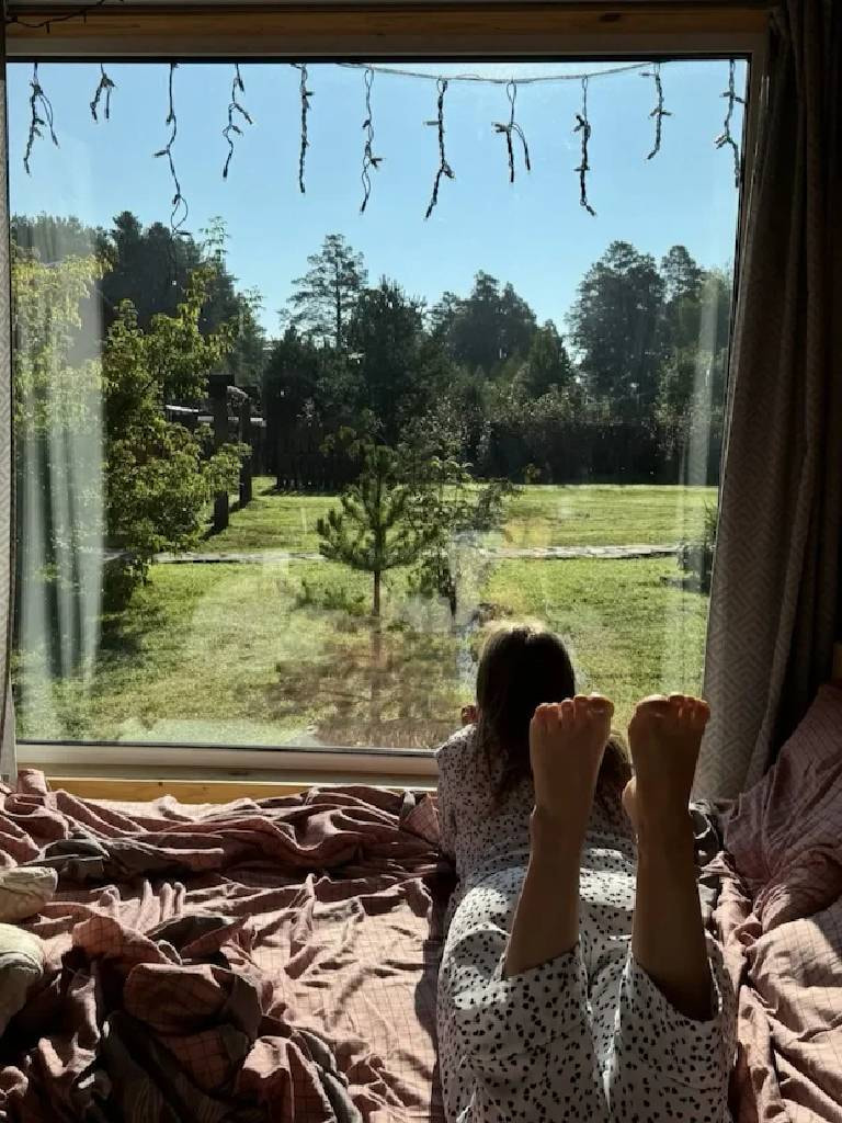 Проживание в домике с панорамным окном